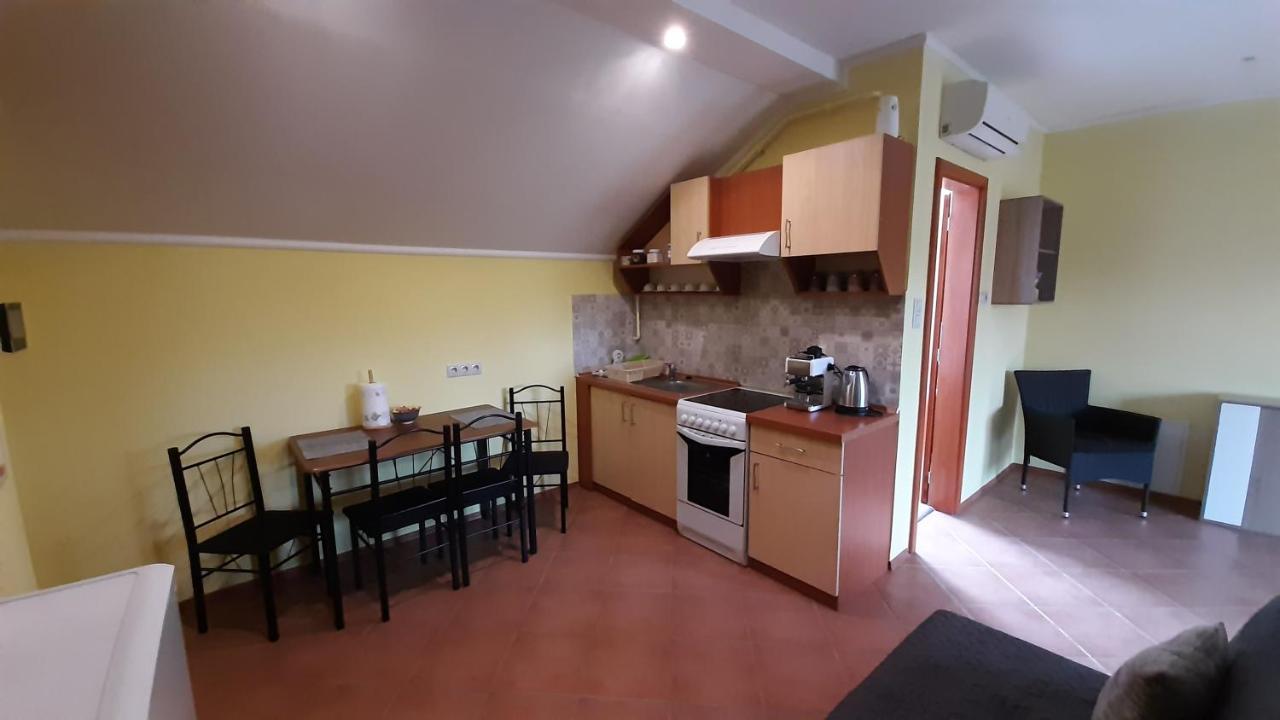 Rozmaring Apartmanok Gyula Exterior photo